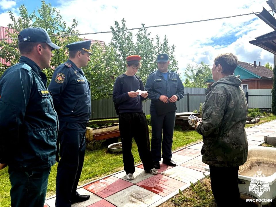 Юные пожарные вместе с сотрудниками МЧС России вышли в рейд Юные пожарные вместе с сотрудниками МЧС России вышли в рейд
