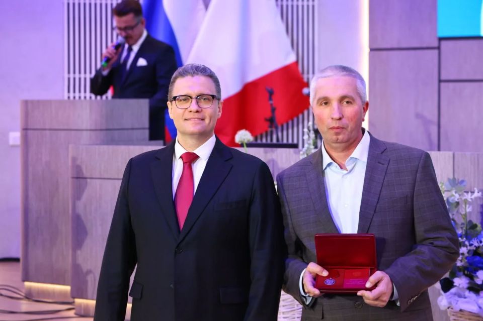 Георгий Филимонов: На торжественном мероприятии, посвящённом Дню химика, вручил награды отличившимся сотрудникам