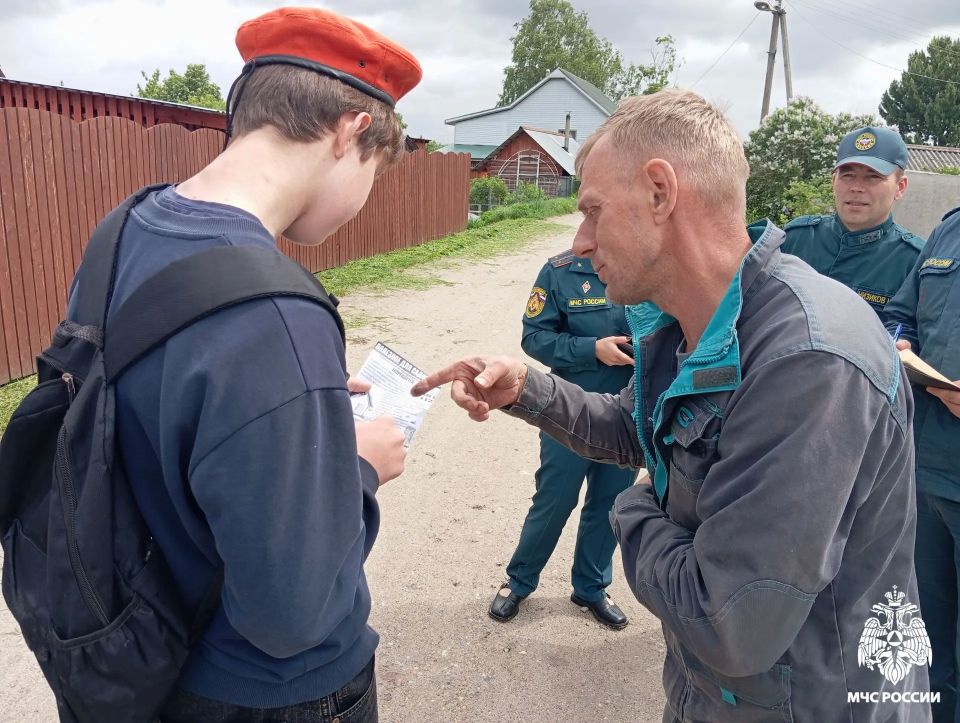 Юные пожарные вместе с сотрудниками МЧС России вышли в рейд Юные пожарные вместе с сотрудниками МЧС России вышли в рейд