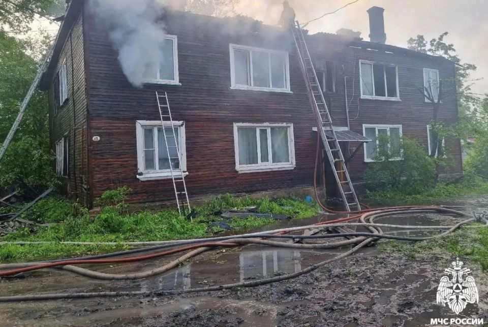 В Харовске находящийся не на службе пожарный спас женщину из горящего дома В Харовске находящийся не на службе пожарный спас женщину из горящего дома