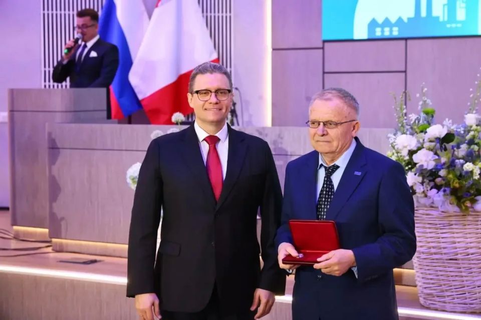 Георгий Филимонов: На торжественном мероприятии, посвящённом Дню химика, вручил награды отличившимся сотрудникам Георгий Филимонов: На торжественном мероприятии, посвящённом Дню химика, вручил награды отличившимся сотрудникам
