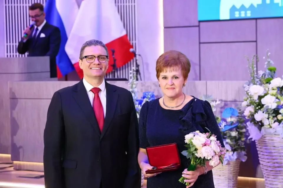Георгий Филимонов: На торжественном мероприятии, посвящённом Дню химика, вручил награды отличившимся сотрудникам Георгий Филимонов: На торжественном мероприятии, посвящённом Дню химика, вручил награды отличившимся сотрудникам
