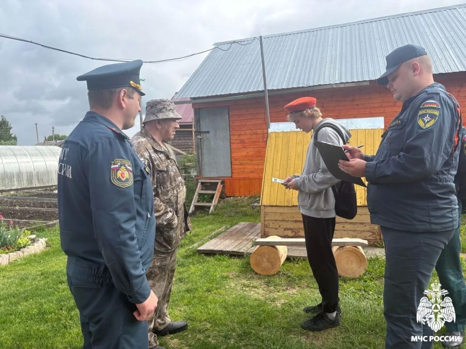 Юные пожарные вместе с сотрудниками МЧС России вышли в рейд