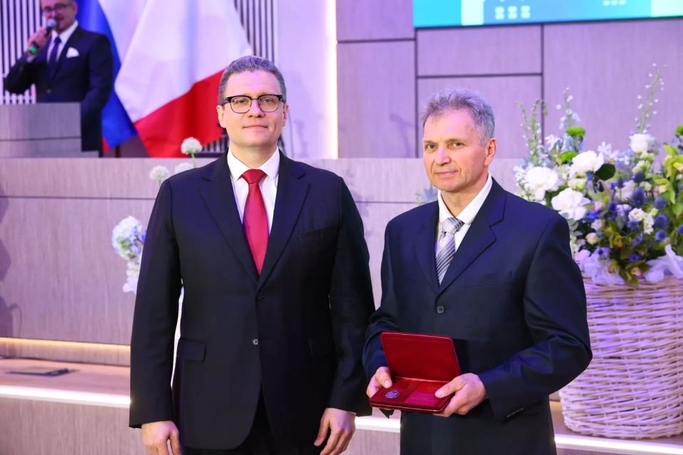 Георгий Филимонов: На торжественном мероприятии, посвящённом Дню химика, вручил награды отличившимся сотрудникам Георгий Филимонов: На торжественном мероприятии, посвящённом Дню химика, вручил награды отличившимся сотрудникам