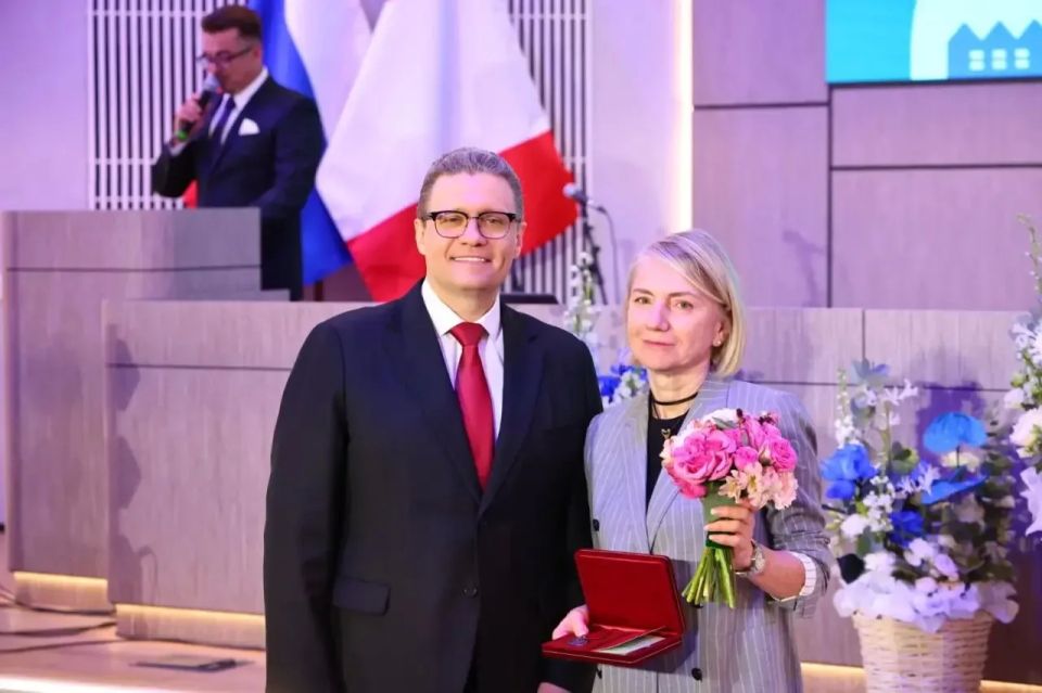 Георгий Филимонов: На торжественном мероприятии, посвящённом Дню химика, вручил награды отличившимся сотрудникам Георгий Филимонов: На торжественном мероприятии, посвящённом Дню химика, вручил награды отличившимся сотрудникам