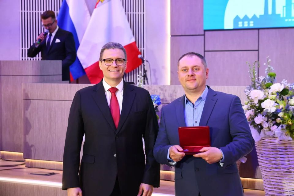 Георгий Филимонов: На торжественном мероприятии, посвящённом Дню химика, вручил награды отличившимся сотрудникам Георгий Филимонов: На торжественном мероприятии, посвящённом Дню химика, вручил награды отличившимся сотрудникам