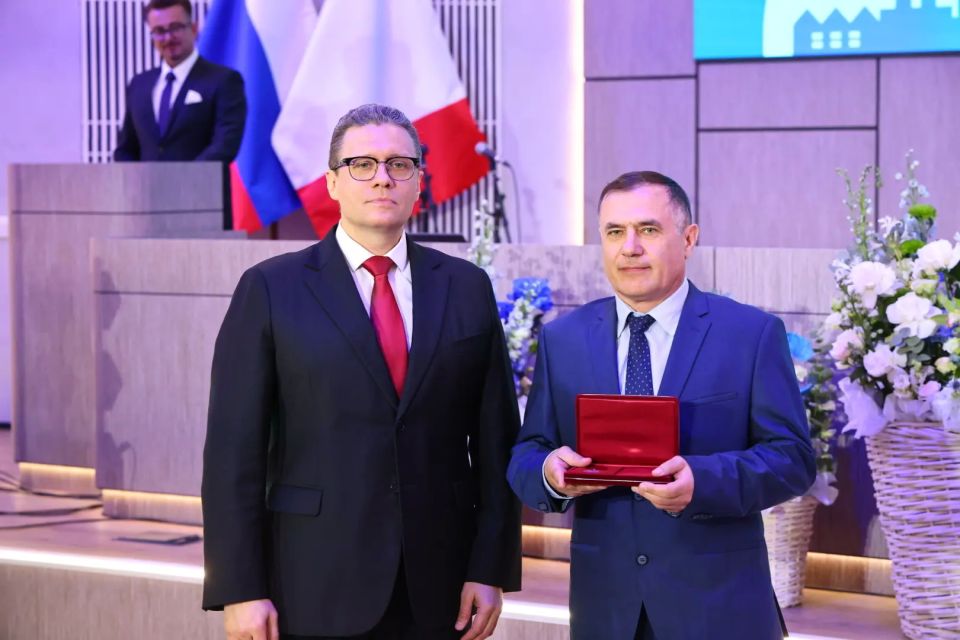 Георгий Филимонов: На торжественном мероприятии, посвящённом Дню химика, вручил награды отличившимся сотрудникам Георгий Филимонов: На торжественном мероприятии, посвящённом Дню химика, вручил награды отличившимся сотрудникам