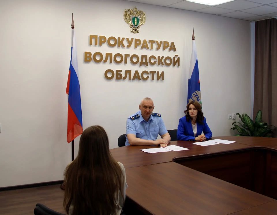 Заместитель прокурора Вологодской области Виталий Пацан совместно с Уполномоченным по правам ребенка в регионе Антониной Федоровой провел личный прием граждан, приуроченный к Международному дню защиты детей Заместитель прокурора Вологодской области Виталий Пацан совместно с Уполномоченным по правам ребенка в регионе Антониной Федоровой провел личный прием граждан, приуроченный к Международному дню защиты детей