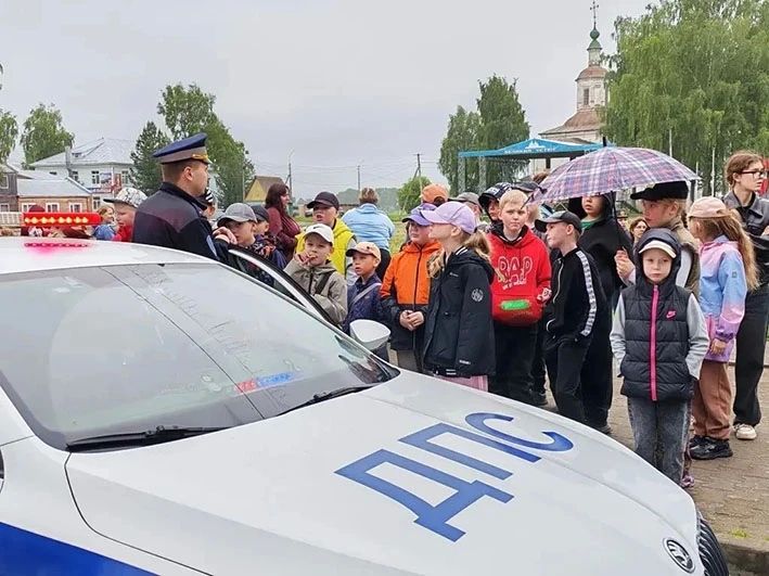 В Великом Устюге сотрудники полиции приняли участие в мероприятиях, посвящённых Дню защиты детей В Великом Устюге сотрудники полиции приняли участие в мероприятиях, посвящённых Дню защиты детей
