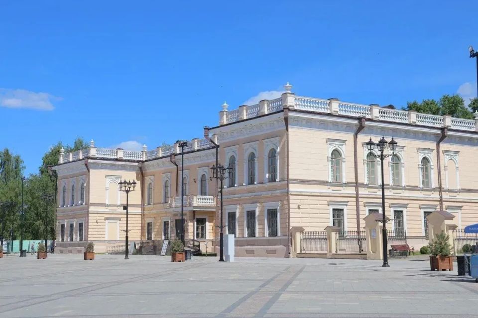 Кремлёвская площадь теперь не только отражение истории, но и пространство для прогулок, встреч и событий Кремлёвская площадь теперь не только отражение истории, но и пространство для прогулок, встреч и событий