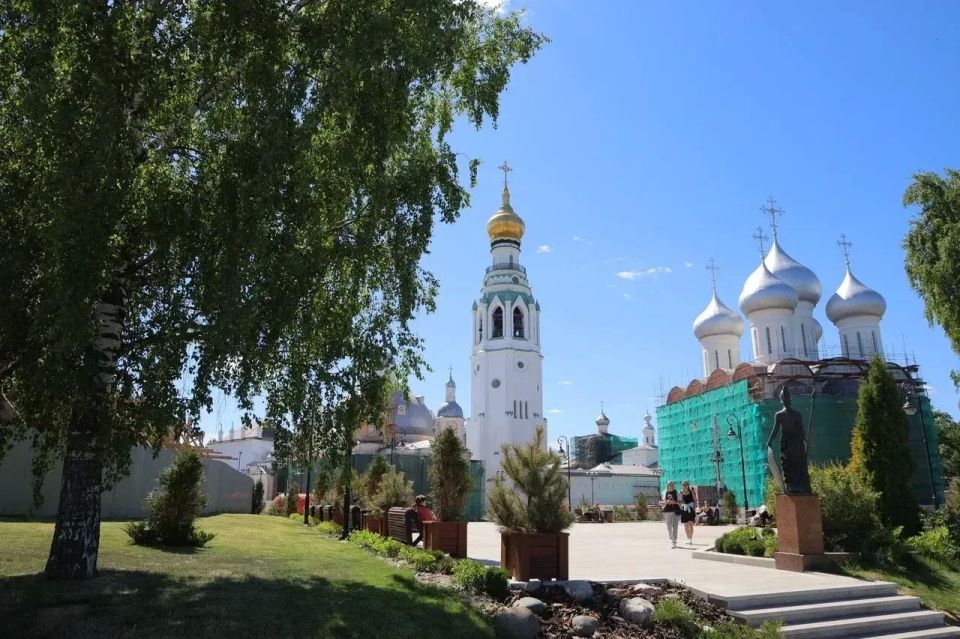 Кремлёвская площадь теперь не только отражение истории, но и пространство для прогулок, встреч и событий Кремлёвская площадь теперь не только отражение истории, но и пространство для прогулок, встреч и событий