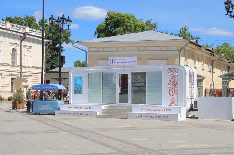 Кремлёвская площадь теперь не только отражение истории, но и пространство для прогулок, встреч и событий Кремлёвская площадь теперь не только отражение истории, но и пространство для прогулок, встреч и событий