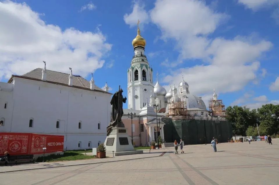 Кремлёвская площадь теперь не только отражение истории, но и пространство для прогулок, встреч и событий