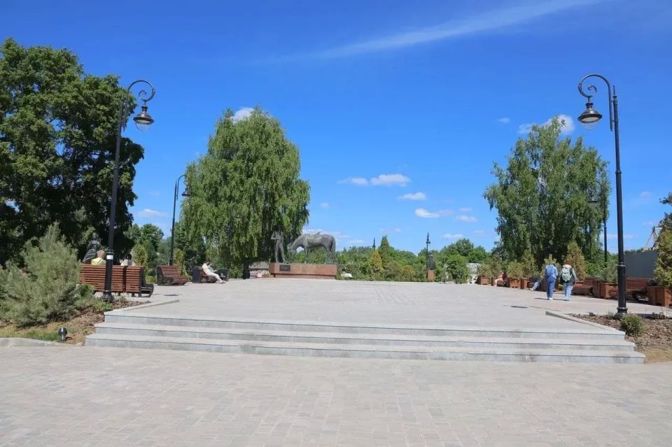 Кремлёвская площадь теперь не только отражение истории, но и пространство для прогулок, встреч и событий Кремлёвская площадь теперь не только отражение истории, но и пространство для прогулок, встреч и событий