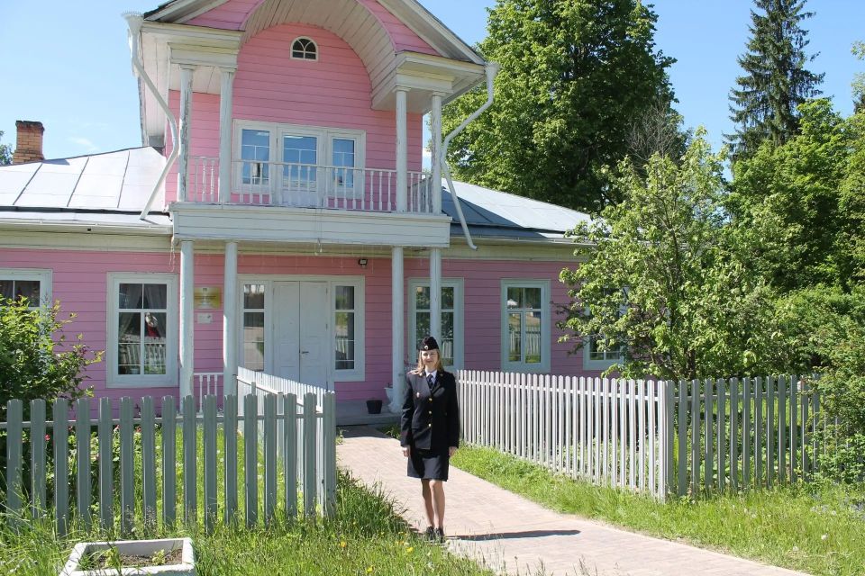 В рамках акции «Моя полиция – моя Россия» до 12 июня мы будем публиковать фотографии наших сотрудников на фоне достопримечательностей Вологодской области и рассказывать об этих местах