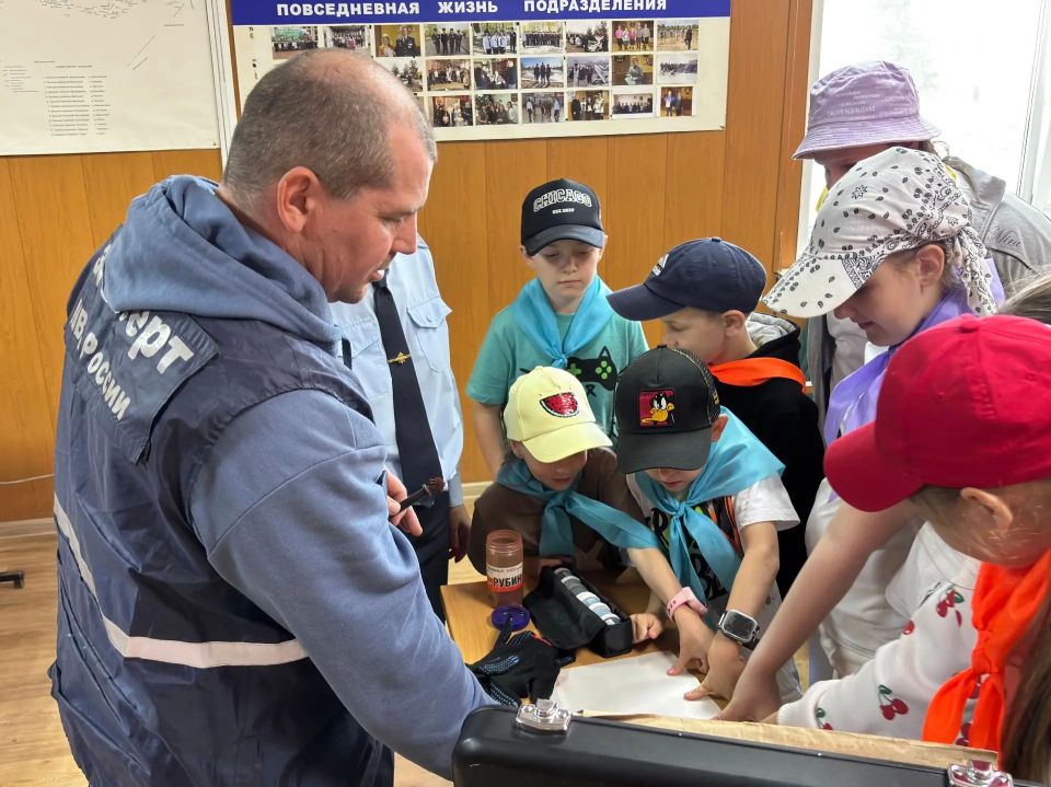 В Соколе полицейские провели экскурсию для школьников В Соколе полицейские провели экскурсию для школьников