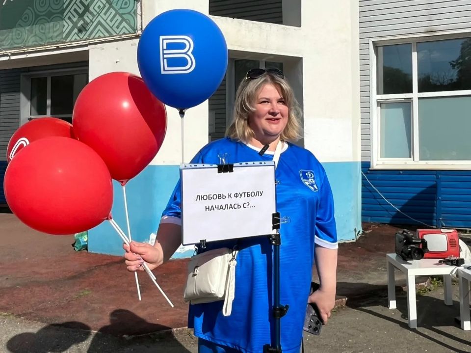Болеем за наших вместе. Сегодня команда ВЕСТИ35.РФ встречала фанатов футбола фотозоной и мини-музеем истории телевидения! Напряжённое дерби между ФК «Динамо» Вологда и ФК «Череповец» завершилось боевой ничьей — 2:2