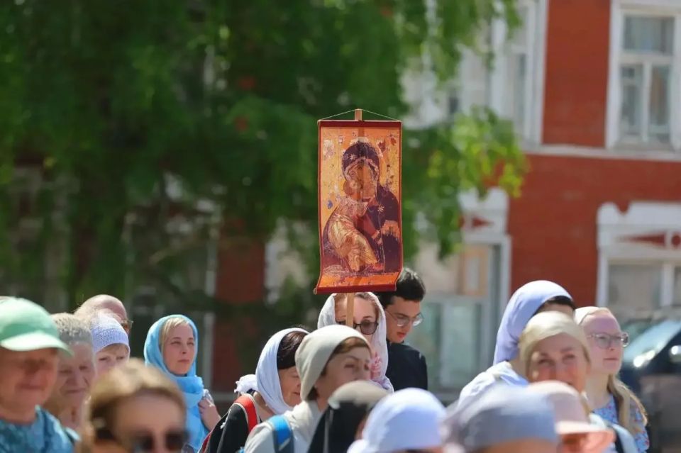 Георгий Филимонов: «Господи, Иисусе Христе сыне Божий, помилуй нас!» — с песнопениями, прославляющими Господа, прошли с земляками и церковной братией крестным ходом Георгий Филимонов: «Господи, Иисусе Христе сыне Божий, помилуй нас!» — с песнопениями, прославляющими Господа, прошли с земляками и церковной братией крестным ходом
