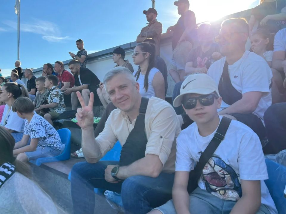 Болеем за наших вместе. Сегодня команда ВЕСТИ35.РФ встречала фанатов футбола фотозоной и мини-музеем истории телевидения! Напряжённое дерби между ФК «Динамо» Вологда и ФК «Череповец» завершилось боевой ничьей — 2:2 Болеем за наших вместе. Сегодня команда ВЕСТИ35.РФ встречала фанатов футбола фотозоной и мини-музеем истории телевидения! Напряжённое дерби между ФК «Динамо» Вологда и ФК «Череповец» завершилось боевой ничьей — 2:2