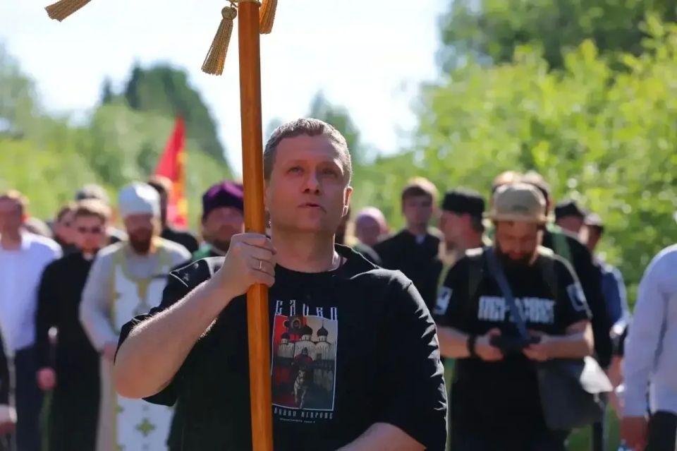 Георгий Филимонов: «Господи, Иисусе Христе сыне Божий, помилуй нас!» — с песнопениями, прославляющими Господа, прошли с земляками и церковной братией крестным ходом Георгий Филимонов: «Господи, Иисусе Христе сыне Божий, помилуй нас!» — с песнопениями, прославляющими Господа, прошли с земляками и церковной братией крестным ходом