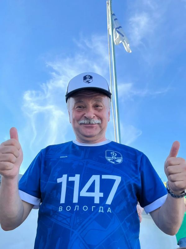 Болеем за наших вместе. Сегодня команда ВЕСТИ35.РФ встречала фанатов футбола фотозоной и мини-музеем истории телевидения! Напряжённое дерби между ФК «Динамо» Вологда и ФК «Череповец» завершилось боевой ничьей — 2:2 Болеем за наших вместе. Сегодня команда ВЕСТИ35.РФ встречала фанатов футбола фотозоной и мини-музеем истории телевидения! Напряжённое дерби между ФК «Динамо» Вологда и ФК «Череповец» завершилось боевой ничьей — 2:2