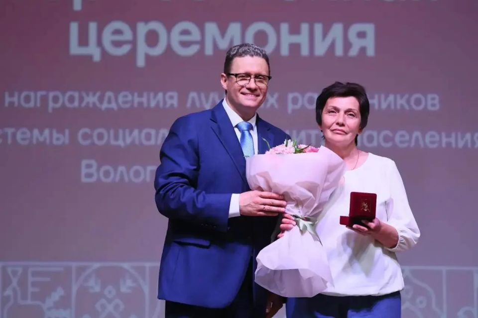 Губернатор Георгий Филимонов наградил лучших сотрудников сферы социального обслуживания населения Вологодской области на торжественной церемонии Губернатор Георгий Филимонов наградил лучших сотрудников сферы социального обслуживания населения Вологодской области на торжественной церемонии