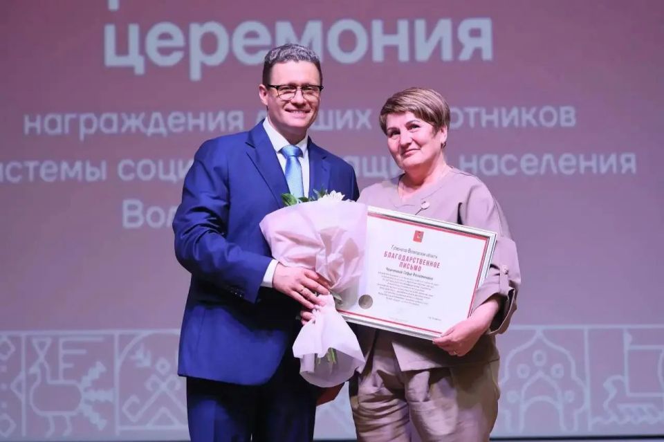 Губернатор Георгий Филимонов наградил лучших сотрудников сферы социального обслуживания населения Вологодской области на торжественной церемонии Губернатор Георгий Филимонов наградил лучших сотрудников сферы социального обслуживания населения Вологодской области на торжественной церемонии