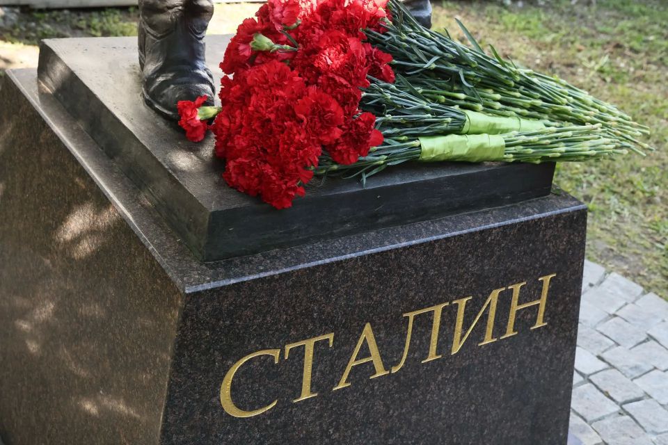 Георгий Филимонов: Вместе с Чрезвычайным и Полномочным Послом КНР в Российской Федерации Чжаном Ханьхуэем, а также делегацией Китайской Народной Республики возложили цветы к памятнику И.В. Сталину Георгий Филимонов: Вместе с Чрезвычайным и Полномочным Послом КНР в Российской Федерации Чжаном Ханьхуэем, а также делегацией Китайской Народной Республики возложили цветы к памятнику И.В. Сталину