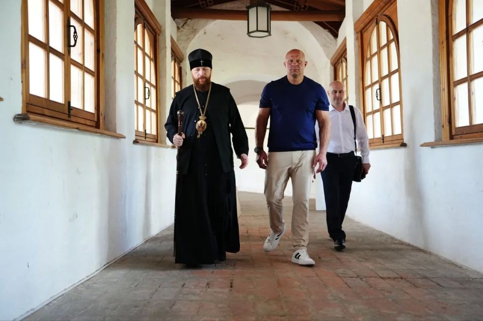 Фёдор Емельяненко в Спасо-Прилуцком монастыре. Легенда смешанных единоборств по приглашению губернатора Георгия Филимонова посетил древнюю обитель и встретился с митрополитом Вологодским и Кирилловским Саввой Фёдор Емельяненко в Спасо-Прилуцком монастыре. Легенда смешанных единоборств по приглашению губернатора Георгия Филимонова посетил древнюю обитель и встретился с митрополитом Вологодским и Кирилловским Саввой