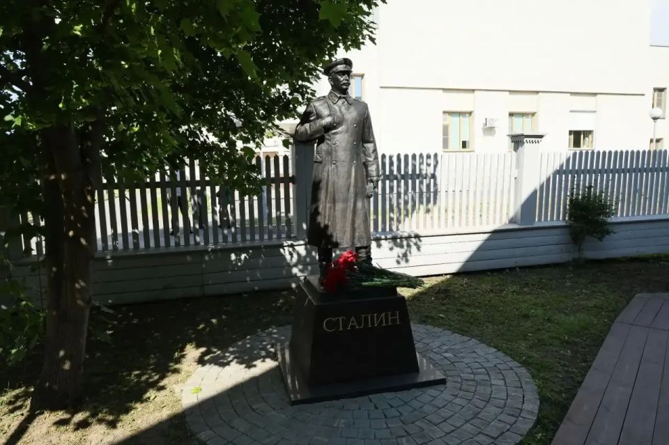 Георгий Филимонов: Вместе с Чрезвычайным и Полномочным Послом КНР в Российской Федерации Чжаном Ханьхуэем, а также делегацией Китайской Народной Республики возложили цветы к памятнику И.В. Сталину Георгий Филимонов: Вместе с Чрезвычайным и Полномочным Послом КНР в Российской Федерации Чжаном Ханьхуэем, а также делегацией Китайской Народной Республики возложили цветы к памятнику И.В. Сталину