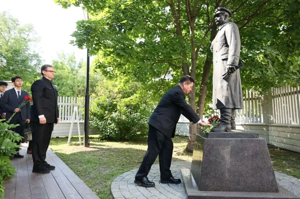 Георгий Филимонов: Вместе с Чрезвычайным и Полномочным Послом КНР в Российской Федерации Чжаном Ханьхуэем, а также делегацией Китайской Народной Республики возложили цветы к памятнику И.В. Сталину Георгий Филимонов: Вместе с Чрезвычайным и Полномочным Послом КНР в Российской Федерации Чжаном Ханьхуэем, а также делегацией Китайской Народной Республики возложили цветы к памятнику И.В. Сталину