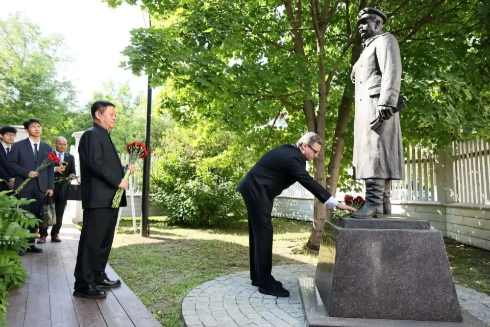 Георгий Филимонов: Вместе с Чрезвычайным и Полномочным Послом КНР в Российской Федерации Чжаном Ханьхуэем, а также делегацией Китайской Народной Республики возложили цветы к памятнику И.В. Сталину Георгий Филимонов: Вместе с Чрезвычайным и Полномочным Послом КНР в Российской Федерации Чжаном Ханьхуэем, а также делегацией Китайской Народной Республики возложили цветы к памятнику И.В. Сталину