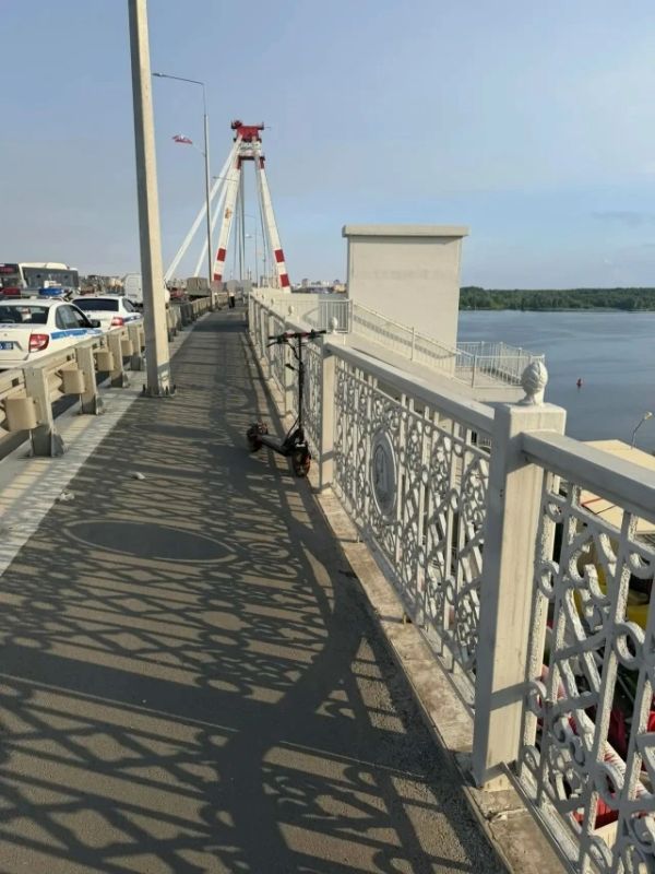 В Череповце мужчина на электросамокате врезался в ограждение Октябрьского моста