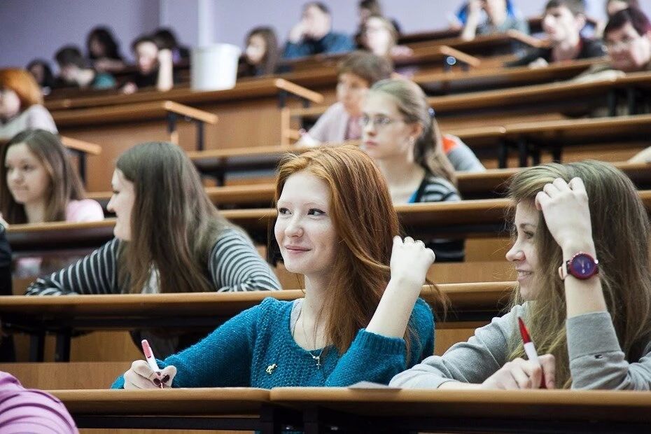 Студенты, демонстрирующие высокие результаты в учёбе, науке, спорте, творчестве или общественной деятельности, могут претендовать на региональную стипендию Министерства образования Вологодской области