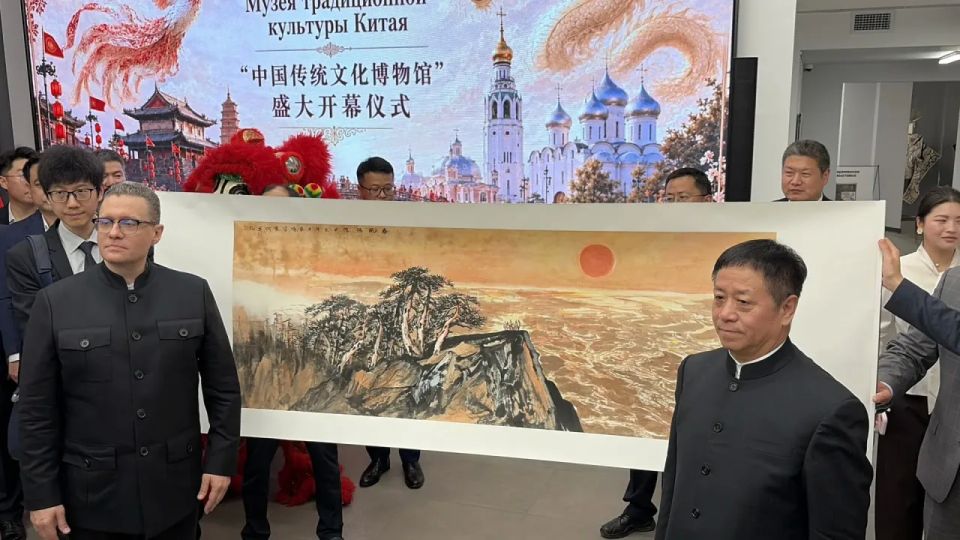 Китайская делегация во главе с Чрезвычайным и Полномочным Послом КНР в России Чжаном Ханьхуэем подарила музею картину с изображением восхода