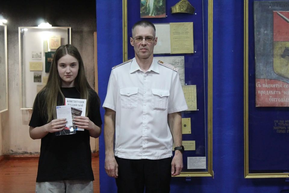 В преддверии Дня России в Тотьме состоялось торжественное вручение первых паспортов юным гражданам В преддверии Дня России в Тотьме состоялось торжественное вручение первых паспортов юным гражданам