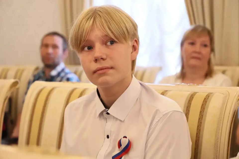 Георгий Филимонов: В преддверии Дня России вручил первые паспорта юным вологжанам Георгий Филимонов: В преддверии Дня России вручил первые паспорта юным вологжанам