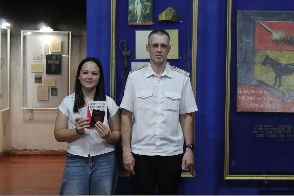 В преддверии Дня России в Тотьме состоялось торжественное вручение первых паспортов юным гражданам В преддверии Дня России в Тотьме состоялось торжественное вручение первых паспортов юным гражданам