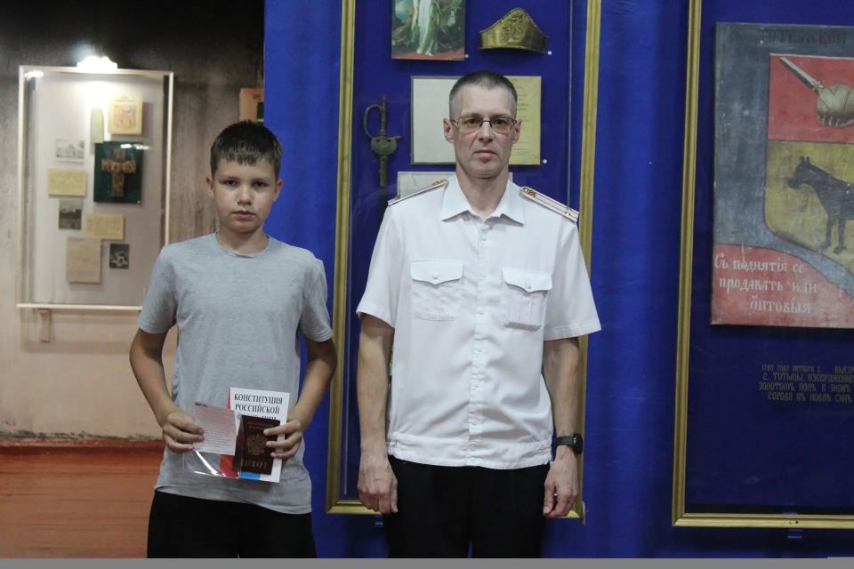 В преддверии Дня России в Тотьме состоялось торжественное вручение первых паспортов юным гражданам В преддверии Дня России в Тотьме состоялось торжественное вручение первых паспортов юным гражданам