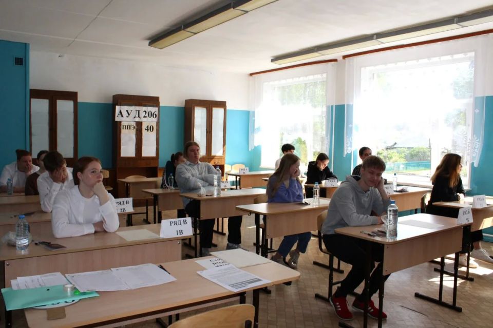 ЕГЭ по обществознанию и физике в основной период сдали одиннадцатиклассники Вологодчины