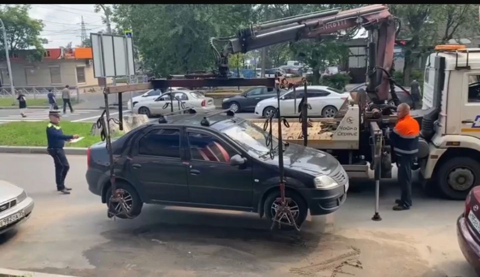 Власти Череповца начали эвакуировать неправильно припаркованные автомобили из-за жалоб жителей на пыль - транспортные средства у бордюров мешали убирать смет