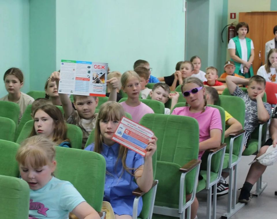Безопасность в каникулы: в Никольске сотрудники ПДН провели профилактические беседы для ребят из школьного лагеря Безопасность в каникулы: в Никольске сотрудники ПДН провели профилактические беседы для ребят из школьного лагеря