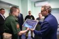 Губернатор Георгий Филимонов встретился с участником СВО Захаром в новом центре реабилитации Череповца и вручил ему сертификат на грушу с электронным силомером для парабокса