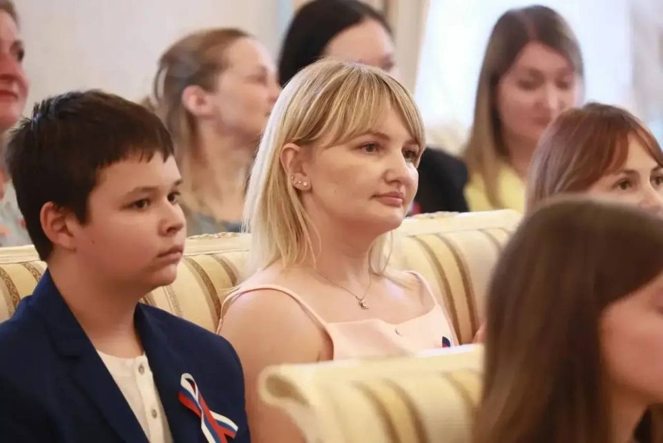 Георгий Филимонов вручил первые паспорта юным жителям Вологодчины Георгий Филимонов вручил первые паспорта юным жителям Вологодчины