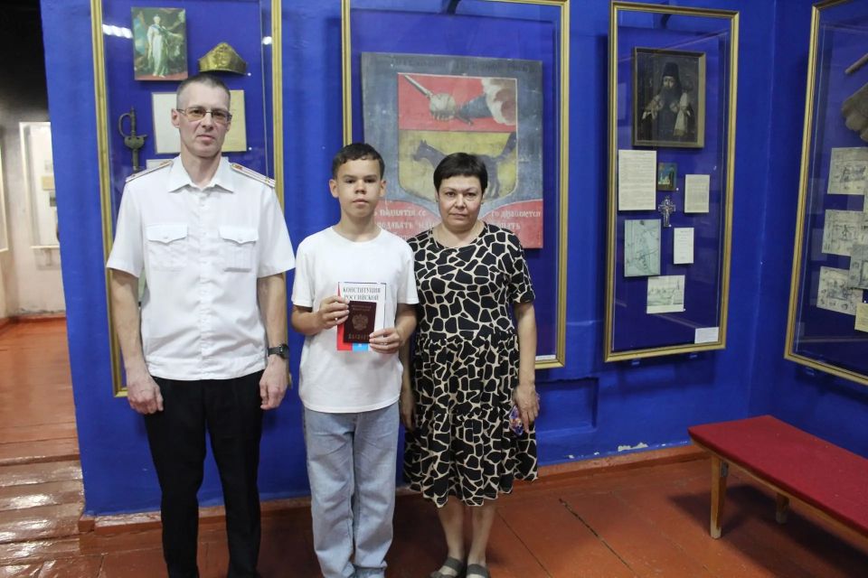 В преддверии Дня России в Тотьме состоялось торжественное вручение первых паспортов юным гражданам В преддверии Дня России в Тотьме состоялось торжественное вручение первых паспортов юным гражданам
