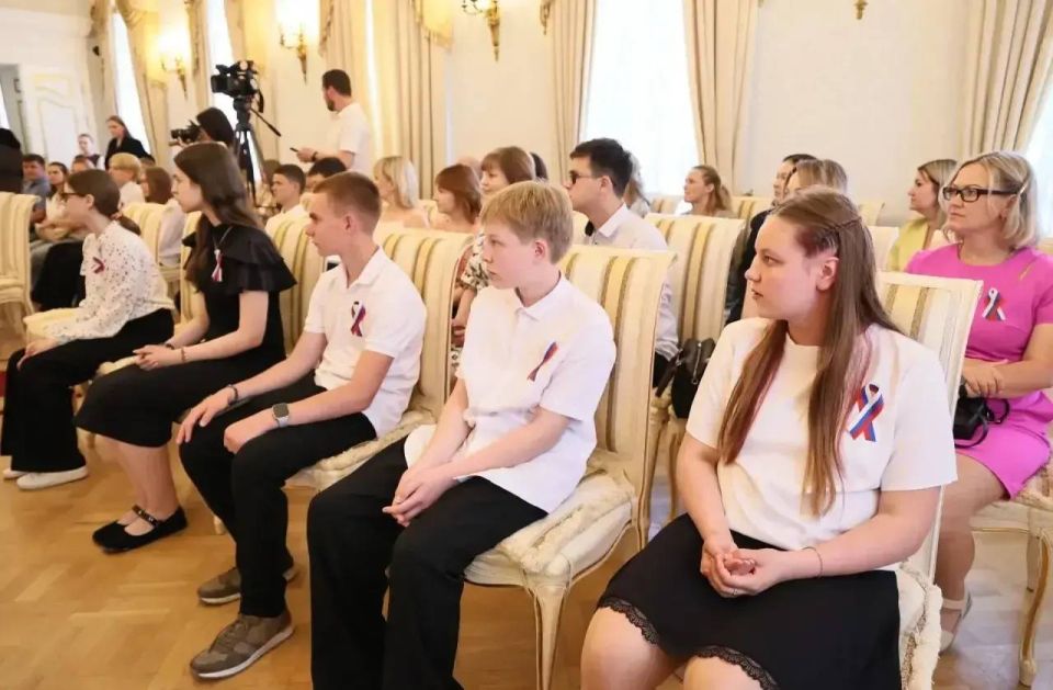 Георгий Филимонов вручил первые паспорта юным жителям Вологодчины Георгий Филимонов вручил первые паспорта юным жителям Вологодчины