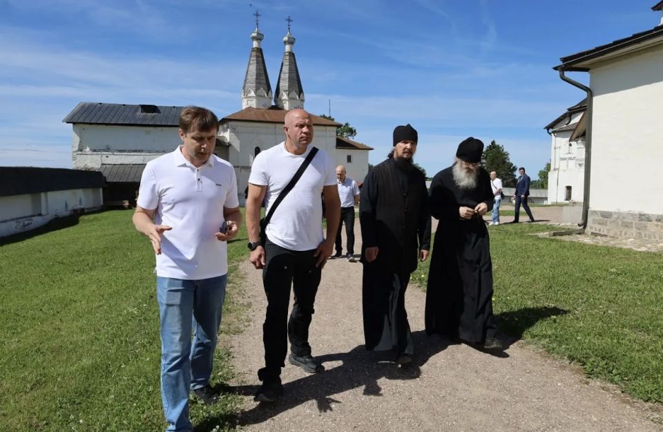 Чемпион Федор Емельяненко прикоснулся к святыням Кирилло-Белозерского монастыря Чемпион Федор Емельяненко прикоснулся к святыням Кирилло-Белозерского монастыря