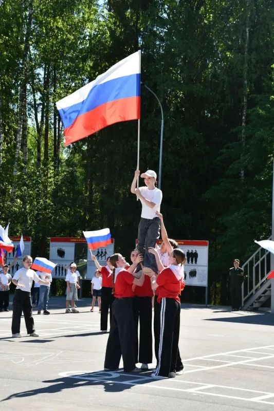 В День России в лагере «АВАНГАРД» состоялась торжественная линейка с участием воспитанников, педагогов и гостей В День России в лагере «АВАНГАРД» состоялась торжественная линейка с участием воспитанников, педагогов и гостей