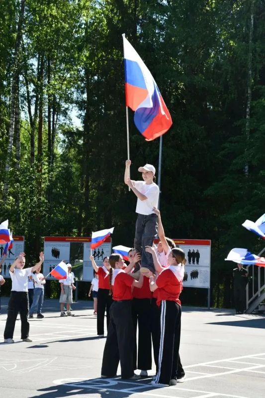 В День России в лагере «АВАНГАРД» состоялась торжественная линейка с участием воспитанников, педагогов и гостей В День России в лагере «АВАНГАРД» состоялась торжественная линейка с участием воспитанников, педагогов и гостей