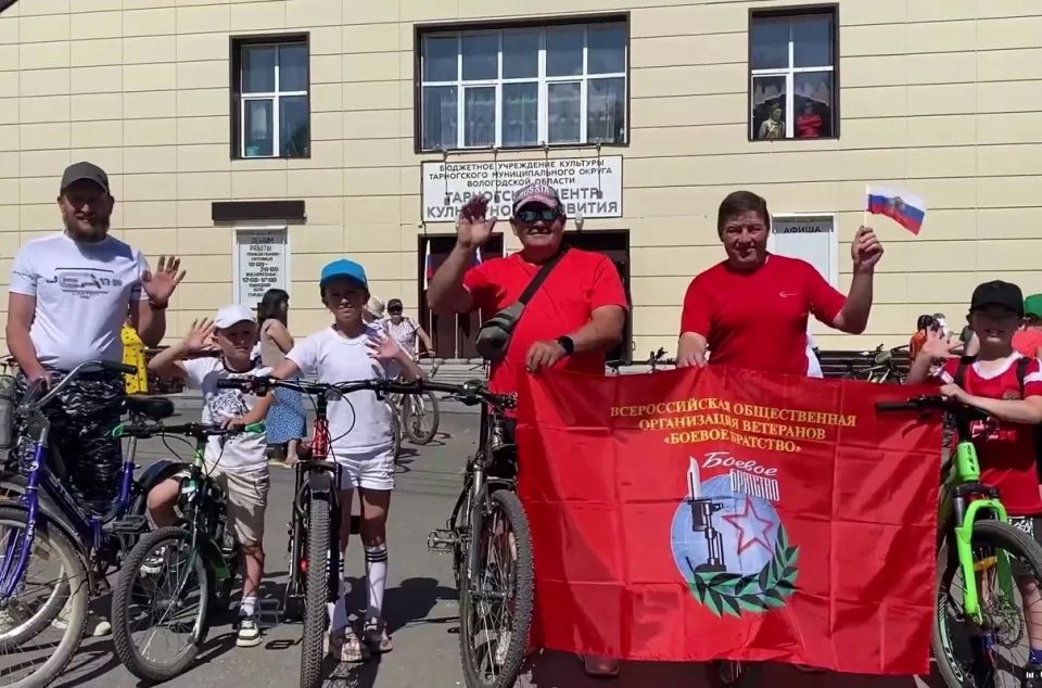 День России в этом году на Вологодчине прошел по спортивному — под звон велосипедных цепей и шум толпы на финишных прямых День России в этом году на Вологодчине прошел по спортивному — под звон велосипедных цепей и шум толпы на финишных прямых